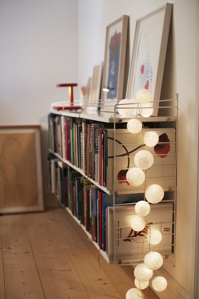 Irislights Butter Yellow 20-lights Kermanvalkoinen valmistajalta Irislights - K&auml;sintehdyt pallot on valmistettu ohuesta, k&auml;sinv&auml;rj&auml;tyst&auml; langasta ja ymp&auml;rist&ouml;yst&auml;v&auml;llisest&auml; liimasta, mik&auml; tekee jokaisesta sarjasta ainutlaatuisen.