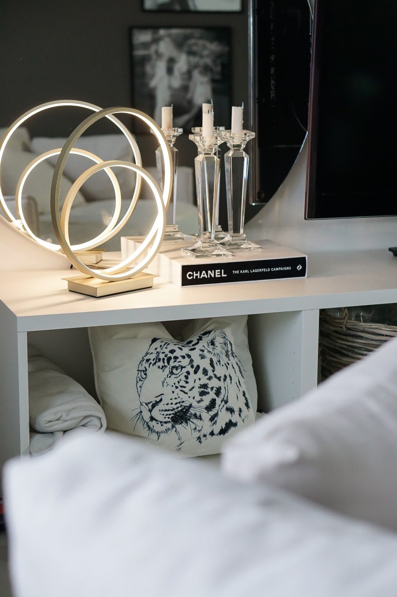 Loop 37cm Samppanja pöytävalaisin valmistajalta Aneta Lighting - Integroitu 14 W LED, joka voidaan himmentää 3-portaisella himmentimellä; lampun kantaa.