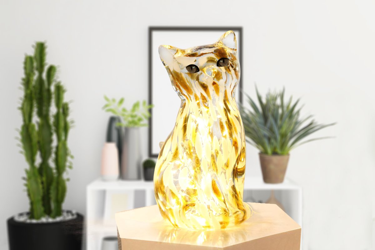 Katt 22cm Ruskea/valkoinen pöytävalaisin valmistajalta Pixie Design - T&auml;m&auml; koristeellinen lasinen p&ouml;yt&auml;valaisin on muodoltaan elegantti kissa ja sen ruskean ja valkoisen s&auml;vyinen marmoripinta antaa jokaiselle kappaleelle ainutlaatuisen ilmeen.