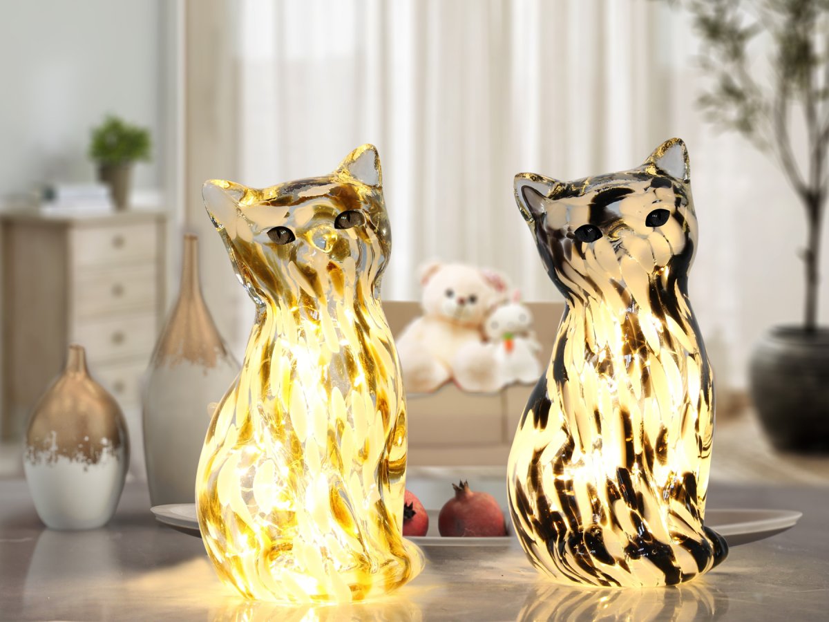 Katt 22cm Ruskea/valkoinen pöytävalaisin valmistajalta Pixie Design - T&auml;m&auml; koristeellinen lasinen p&ouml;yt&auml;valaisin on muodoltaan elegantti kissa ja sen ruskean ja valkoisen s&auml;vyinen marmoripinta antaa jokaiselle kappaleelle ainutlaatuisen ilmeen.