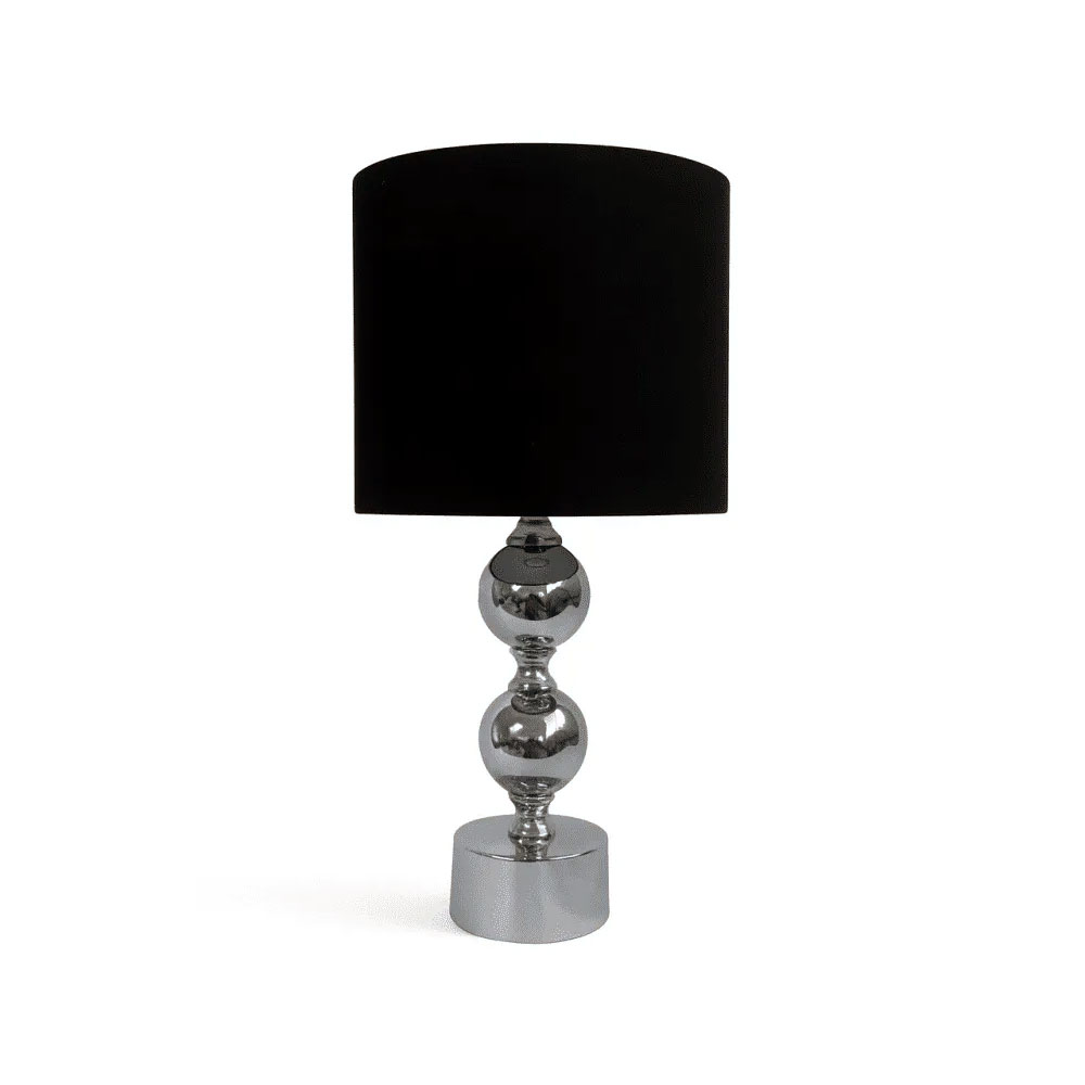 Circolo 48cm Kromi/musta pöytävalaisin valmistajalta Nordic Lighting - Circolo-p&ouml;yt&auml;valaisimessa yhdistyv&auml;t koristeellinen metallijalka, elegantti kromipinta ja klassinen musta pellavavarjostin.