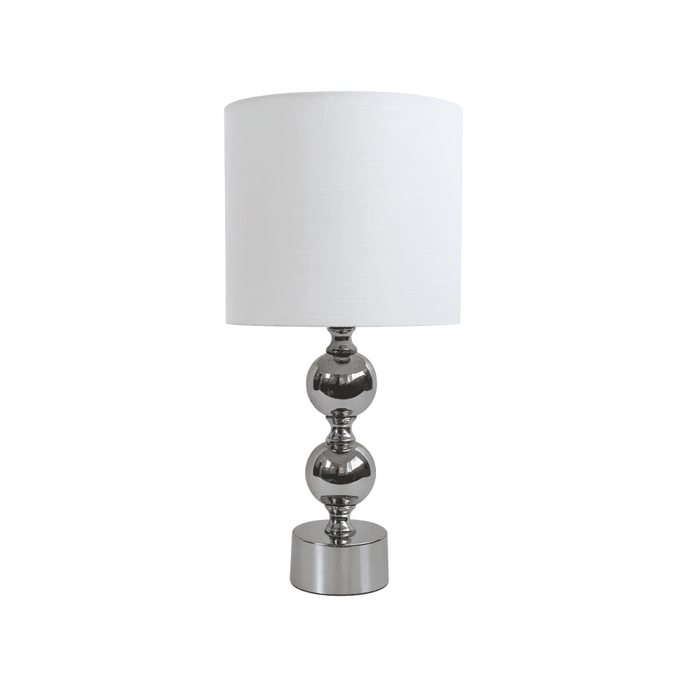 Circolo 48cm Kromi/valkoinen pöytävalaisin valmistajalta Nordic Lighting - Circolo-p&ouml;yt&auml;valaisimessa yhdistyv&auml;t koristeellinen metallijalka, elegantti kromipinta ja klassinen valkoinen pellavavarjostin.