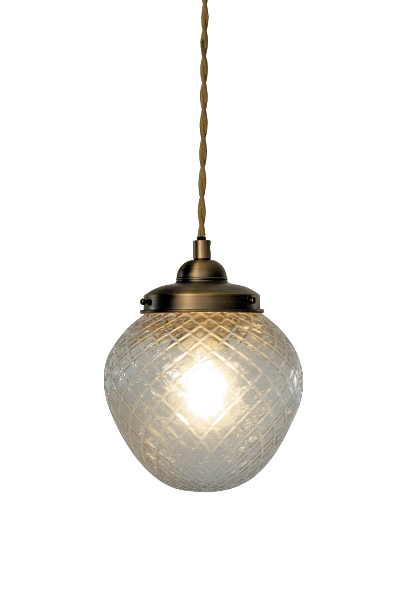 Gatsby Ø15 Antiikkimessinki ikkunavalaisin valmistajalta Aneta Lighting - Gatsby-ikkunavalaisimella on klassinen ja elegantti ilme, jossa on koristeellinen varjostin kirkkaasta, karkaistusta lasista ja metalliset yksityiskohdat antiikkisen messingin viimeistelyll&auml;.
