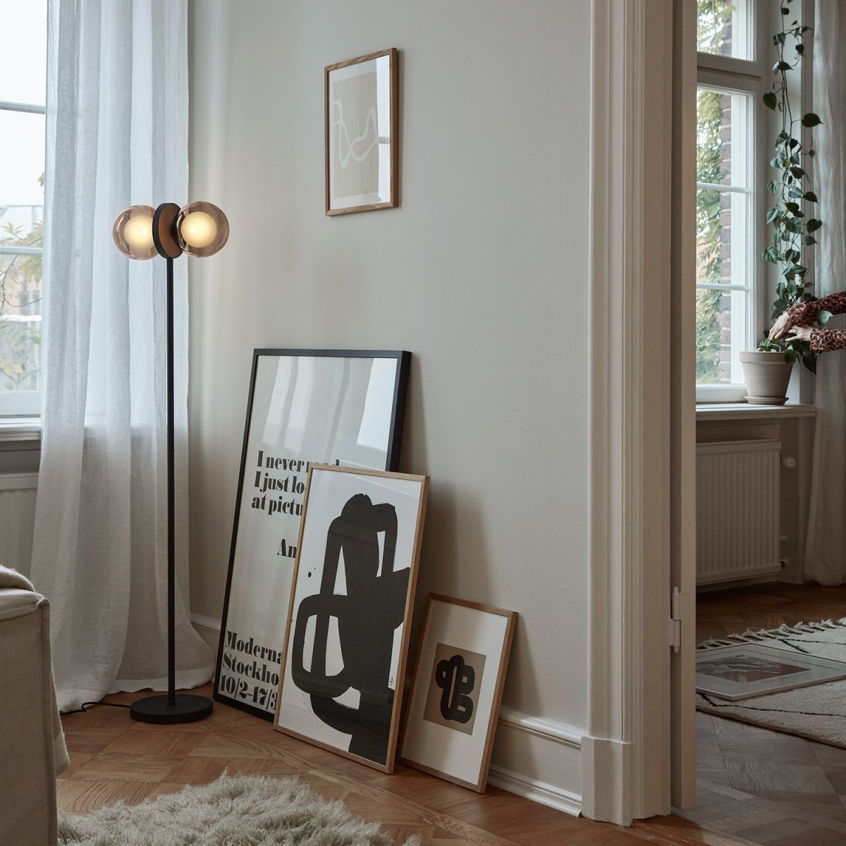 Discus Musta lattiavalaisin valmistajalta CO Bankeryd - Discus-lattiavalaisimessa on naisellinen muotoilu, joka tekee aloitteen ja luo tyyliä kotiisi.