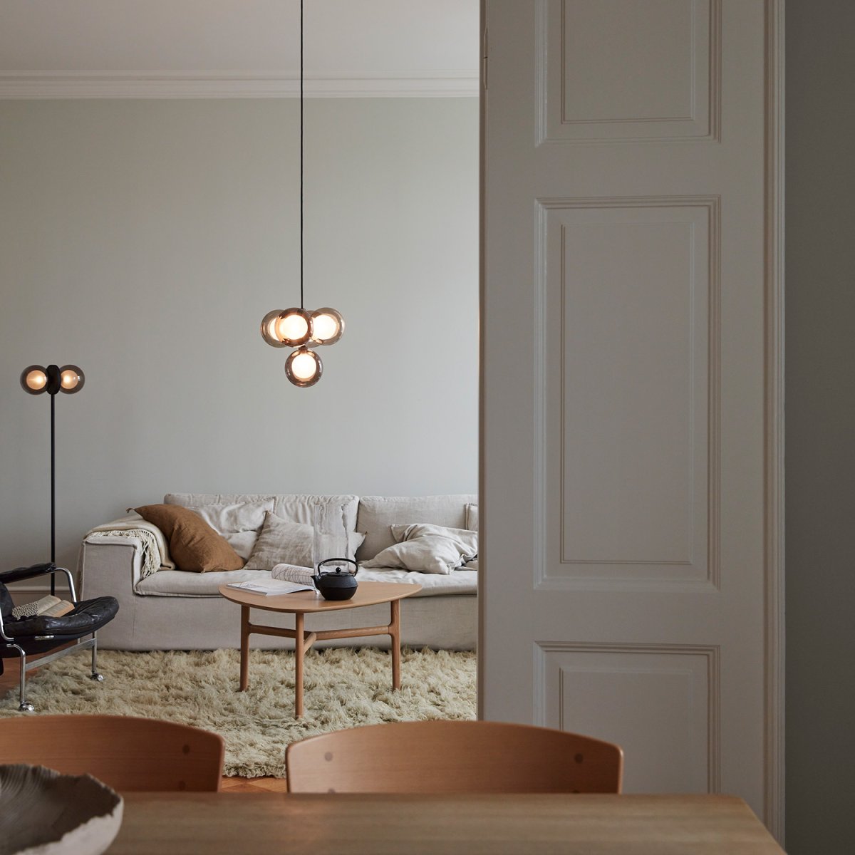 Discus Musta lattiavalaisin valmistajalta CO Bankeryd - Discus-lattiavalaisimessa on naisellinen muotoilu, joka tekee aloitteen ja luo tyyliä kotiisi.