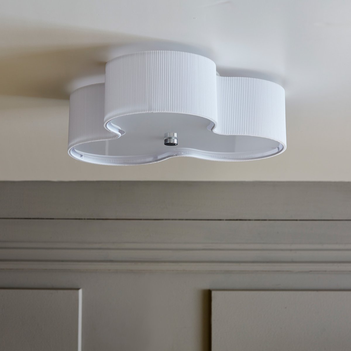 Kolme Ø70 Valkoinen plafondi valmistajalta CO Bankeryd - Kolme on hienostunut kattovalaisin, jossa yhdistyy eleganssi ja ainutlaatuinen muotoilu.