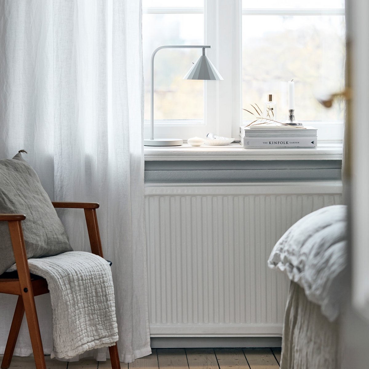 Rain 40cm Harmaa pöytävalaisin valmistajalta CO Bankeryd - Sadep&ouml;yt&auml;valaisin on ihanteellinen mukavaan lukuhetkeen, ja se on suunniteltu sijoitettavaksi sohvan tai suosikkituolin viereen.