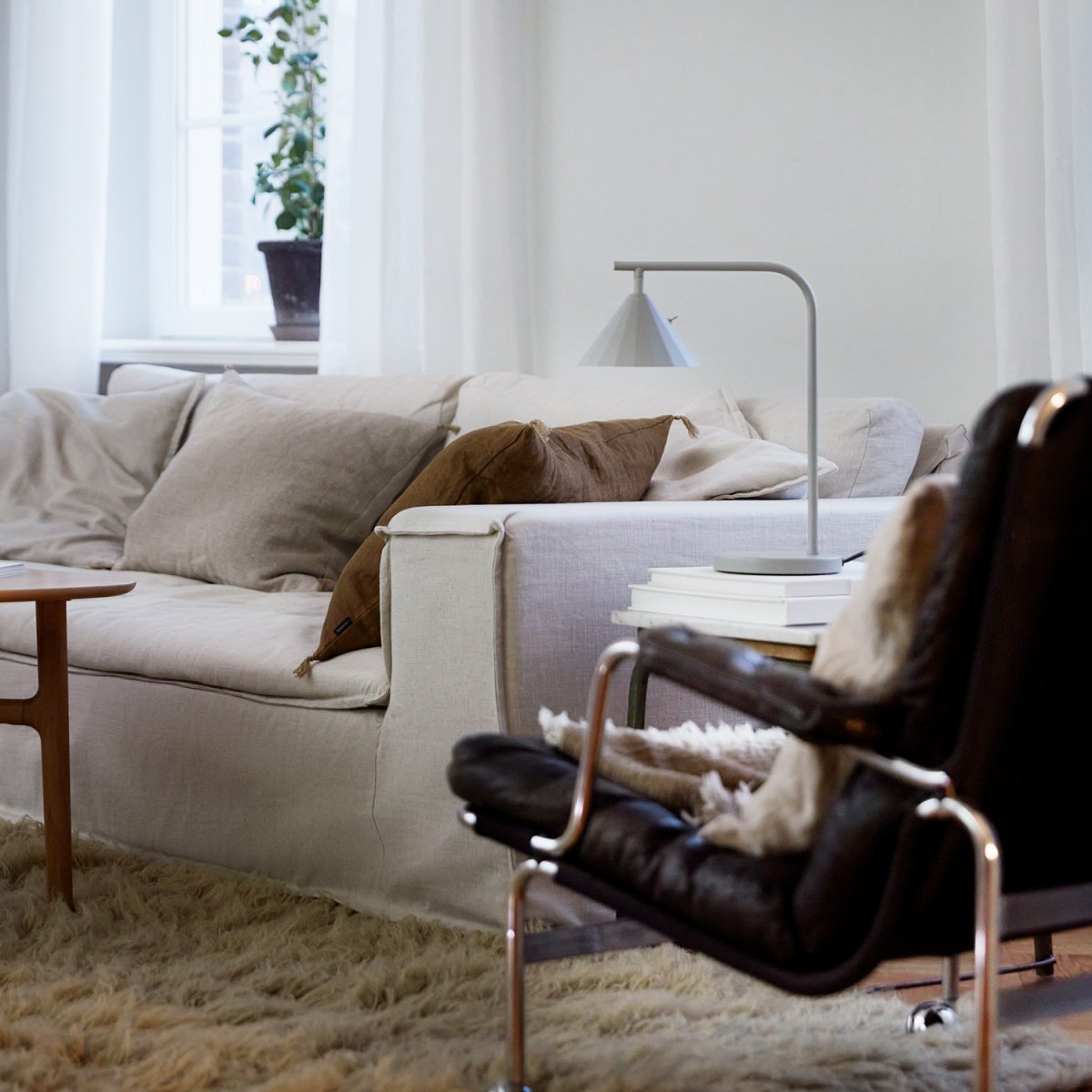 Rain 40cm Harmaa pöytävalaisin valmistajalta CO Bankeryd - Sadep&ouml;yt&auml;valaisin on ihanteellinen mukavaan lukuhetkeen, ja se on suunniteltu sijoitettavaksi sohvan tai suosikkituolin viereen.