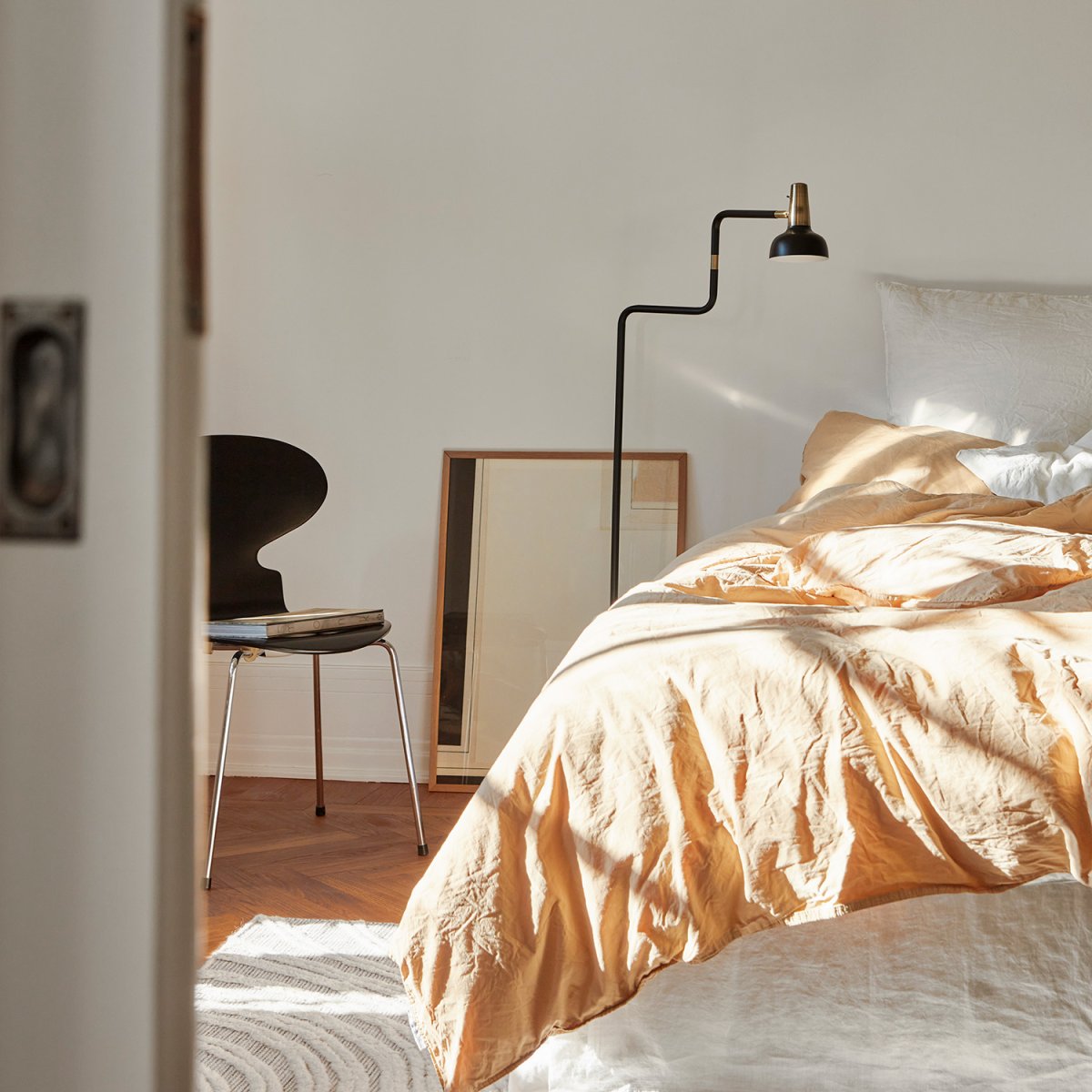 Ray Musta lattiavalaisin valmistajalta CO Bankeryd - Ray-lattiavalaisimessa on moderni ilme ja se on ihanteellinen viihtyisään lukuistuntoon.