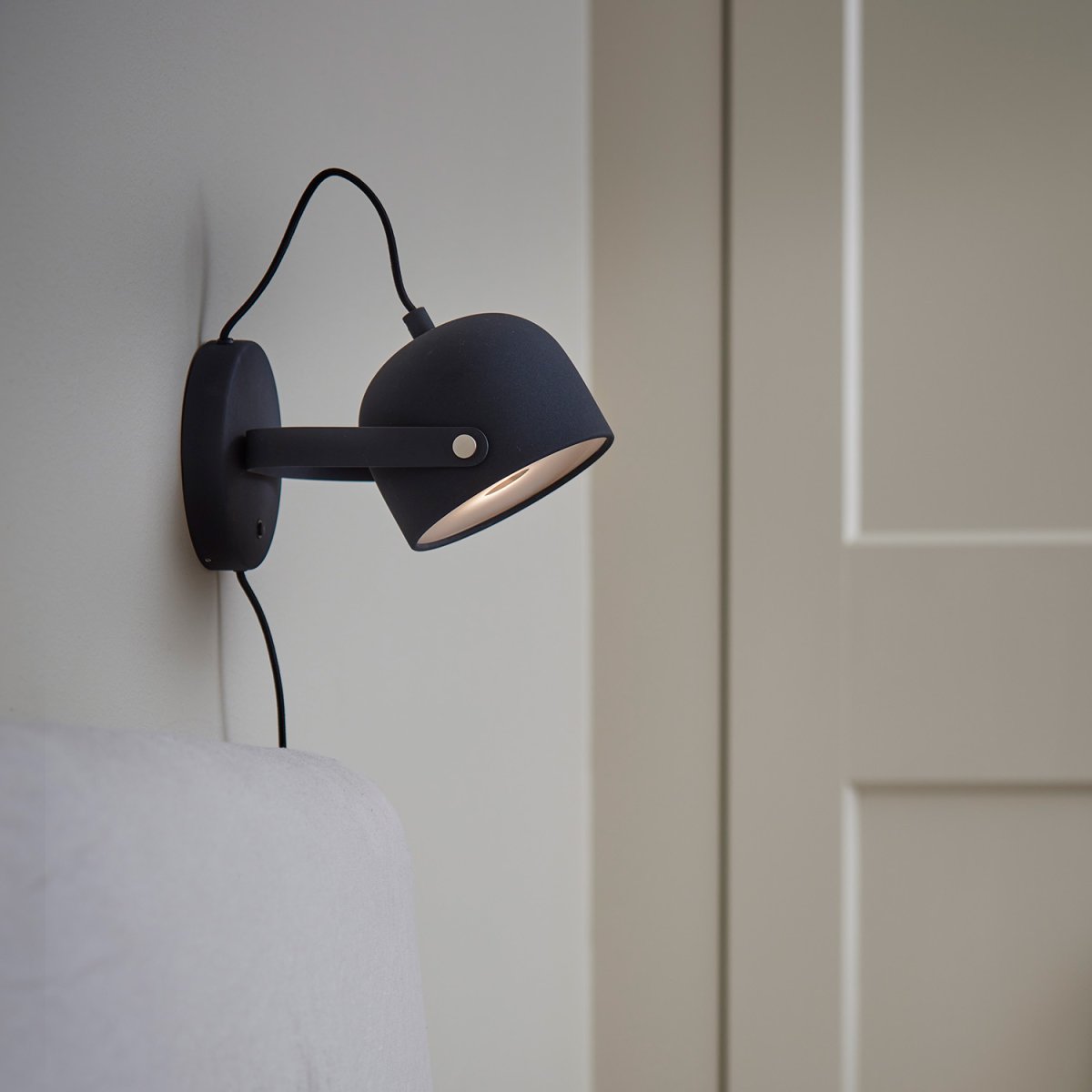 Svejk 13 Antrasiitti lukulamppu valmistajalta CO Bankeryd - P&aring; ilta antaa valoa ratkaisuun ja pariliitokseen; päivällä se tuo huoneeseen päivitetyn skandinaavisen luonteen.