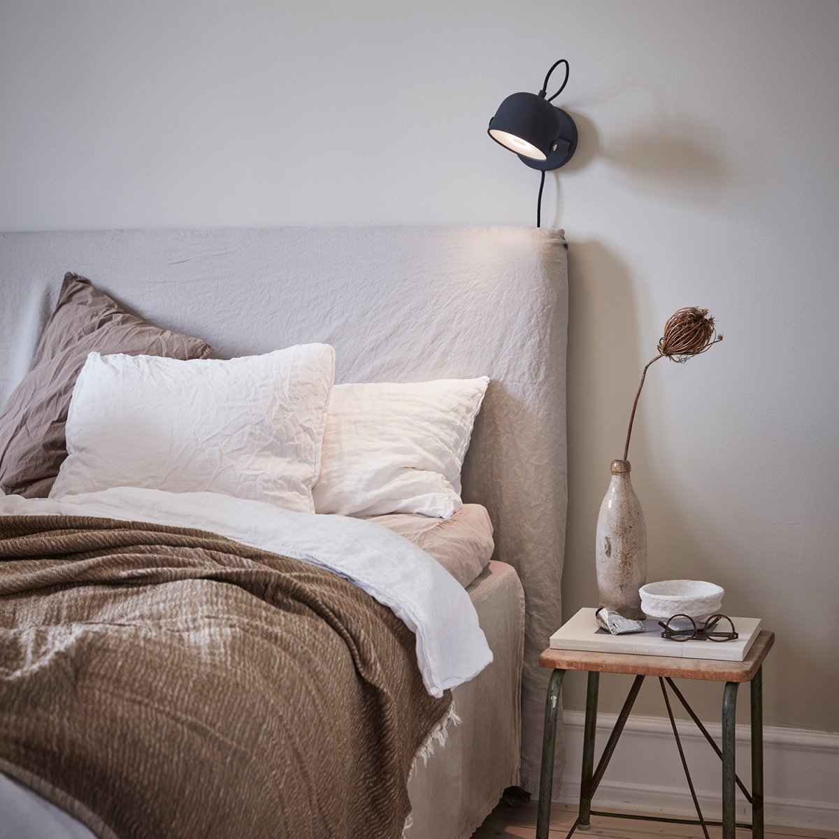 Svejk 13 Antrasiitti lukulamppu valmistajalta CO Bankeryd - P&aring; ilta antaa valoa ratkaisuun ja pariliitokseen; päivällä se tuo huoneeseen päivitetyn skandinaavisen luonteen.