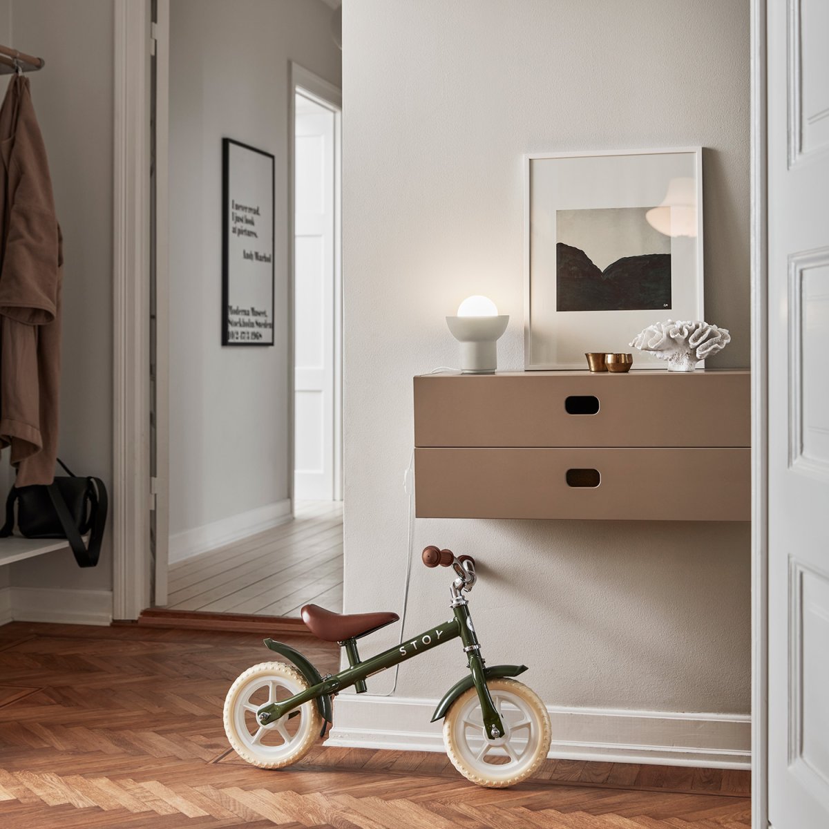 Up 13cm Vaalea beige pöytävalaisin valmistajalta CO Bankeryd - Up-pöytävalaisin on nuorekas ja skandinaavinen muotoilu, jossa pystysuorasta valosta tulee koristeellinen osa valaisimen muotoa.