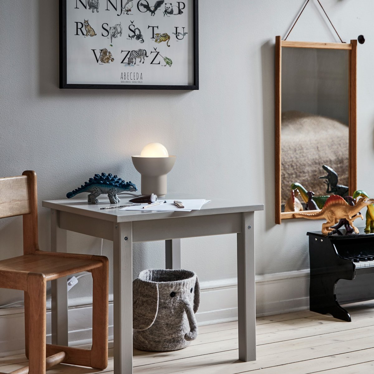 Up 13cm Vaalea beige pöytävalaisin valmistajalta CO Bankeryd - Up-pöytävalaisin on nuorekas ja skandinaavinen muotoilu, jossa pystysuorasta valosta tulee koristeellinen osa valaisimen muotoa.