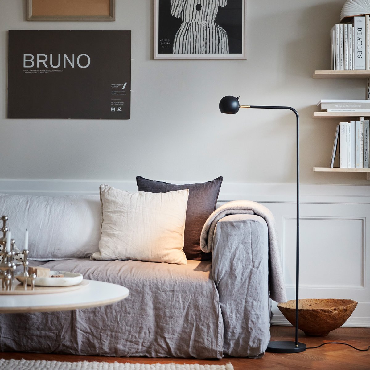 Yes! Antrasiitti lattiavalaisin valmistajalta CO Bankeryd - lattiavalaisin on suunniteltu sijoitettavaksi sohvan tai suosikkituolin viereen.