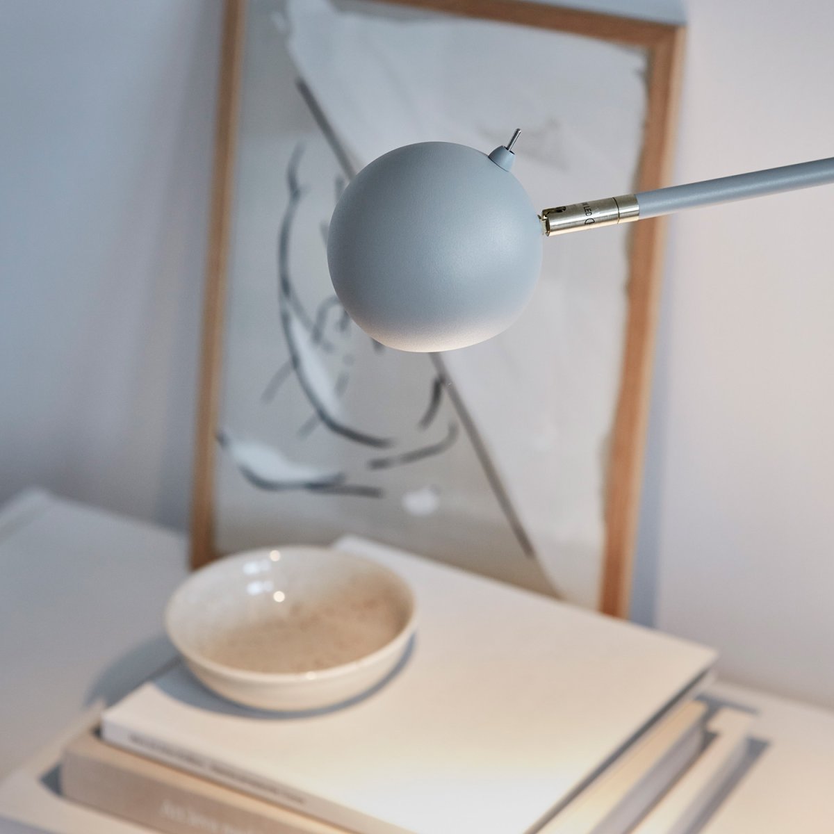 Yes! 54cm Harmaa työpöytävalaisin valmistajalta CO Bankeryd - on saatavana useissa väreissä ja se on osa tuoteperhettä, jossa on seinä-, lattia- ja pöytälamput.