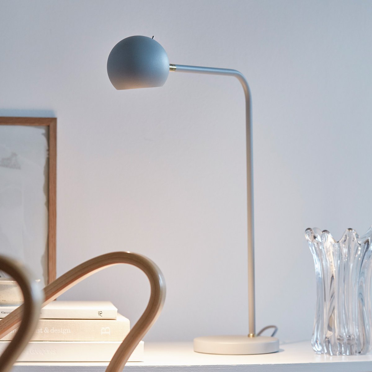 Yes! 54cm Harmaa työpöytävalaisin valmistajalta CO Bankeryd - on saatavana useissa väreissä ja se on osa tuoteperhettä, jossa on seinä-, lattia- ja pöytälamput.