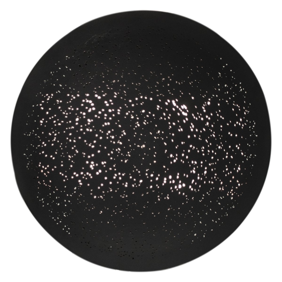 Colby Ø70 Hiekka musta seinävalaisin valmistajalta By Rydéns - Valaisin on py&ouml;re&auml; ja valmistettu metallista voitelulla; rei'itetyt rei&auml;t, jotka est&auml;v&auml;t valon tihkumisen ja luovat hienoja valotehosteita.