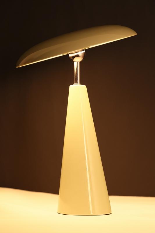 Audrey 33cm Beige/vaaleanvihreä Siirrettävä valmistajalta Eja - Audrey on tyylik&auml;s kannettava p&ouml;yt&auml;valaisin, joka on valmistettu metallista.