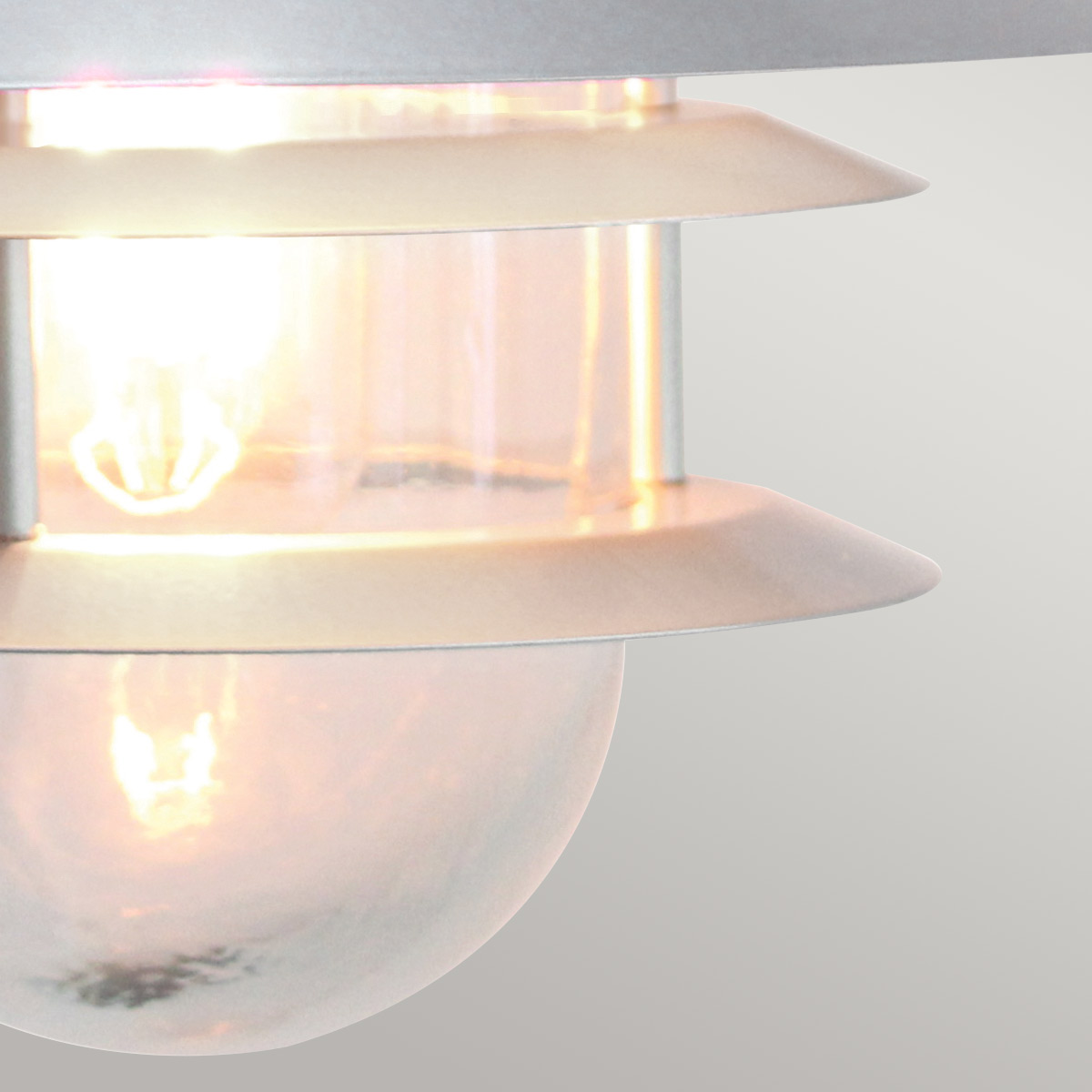 Copenhagen Ø22 Hopea ulkovalo valmistajalta Elstead Lighting - Tillverkad av rostfritt st&aring;l i silverfinish och glas, erbjuder den en h&aring;llbar och v&auml;dert&aring;lig konstruktion som passar perfekt f&ouml;r fasader, entr&eacute;er och uteplatser.