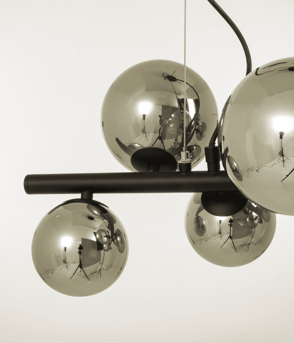 Molekyl 58cm Savun harmaa kattovalaisin valmistajalta Aneta Lighting - MOLEKYL moderni tyylikäs kattovalaisin mustaksi lakattua metallia, jossa on 7 savunväristä lasikupua kahdessa eri koossa.