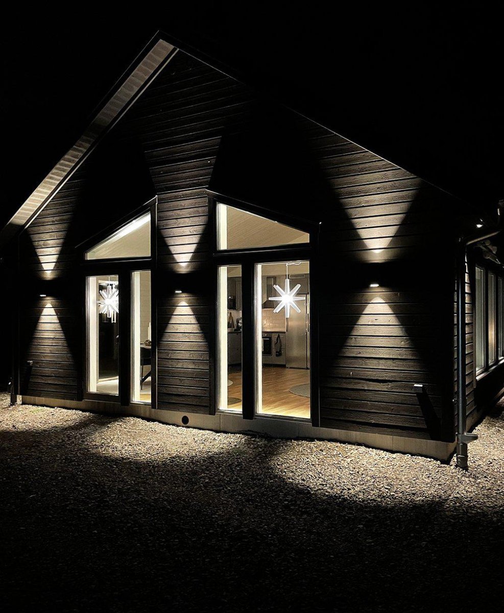 Wally Double Tummanharmaa ulkovalo valmistajalta Designlight - Wally on s&auml;&auml;nkest&auml;v&auml; sein&auml;valaisin, joka on suunniteltu k&auml;ytett&auml;v&auml;ksi vaihdettavilla GU10-valonl&auml;hteill&auml; (enint&auml;&auml;n 2 x 50 W).