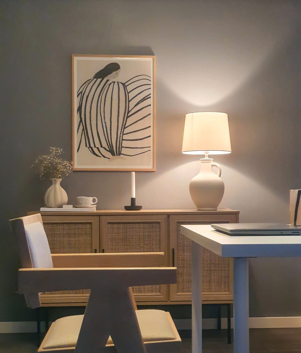 Athena 58cm Luonnonvalkoinen pöytävalaisin valmistajalta Aneta Lighting - Tyylikäs luonnonvalkoinen tekstiilivarjostin tarjoaa pehmeän ja miellyttävän valaistuksen.