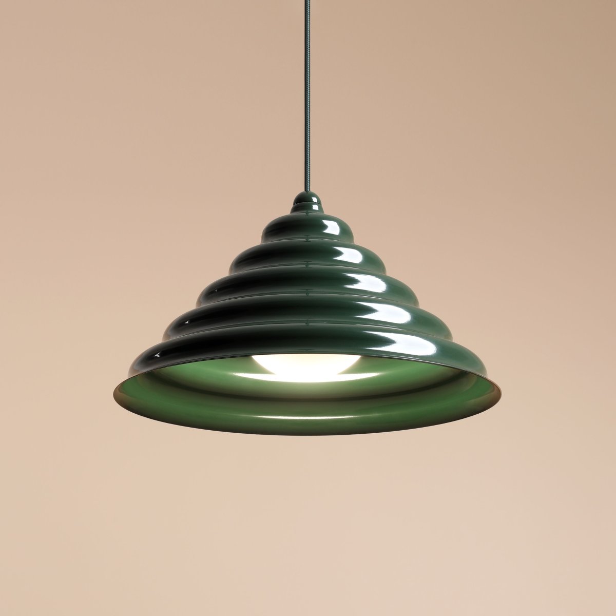 Wave Ø36 Tummanvihreä kattovalaisin valmistajalta Artera - Wave on moderni riipus retro-designilla, joka tekee siitä monipuolisen valaistuksen ja sopii jokaiseen kotiin.