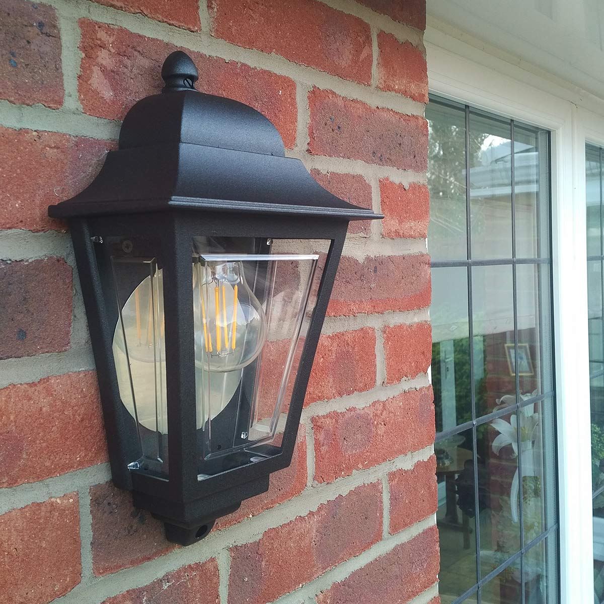 Deco Lane 32cm Musta ulkovalo valmistajalta Elstead Lighting - Mustaksi lakatusta alumiinista ja polykarbonaatista valmistettu se tarjoaa kevyen mutta vankan rakenteen, joka on kestävä ja pitkäikäinen.