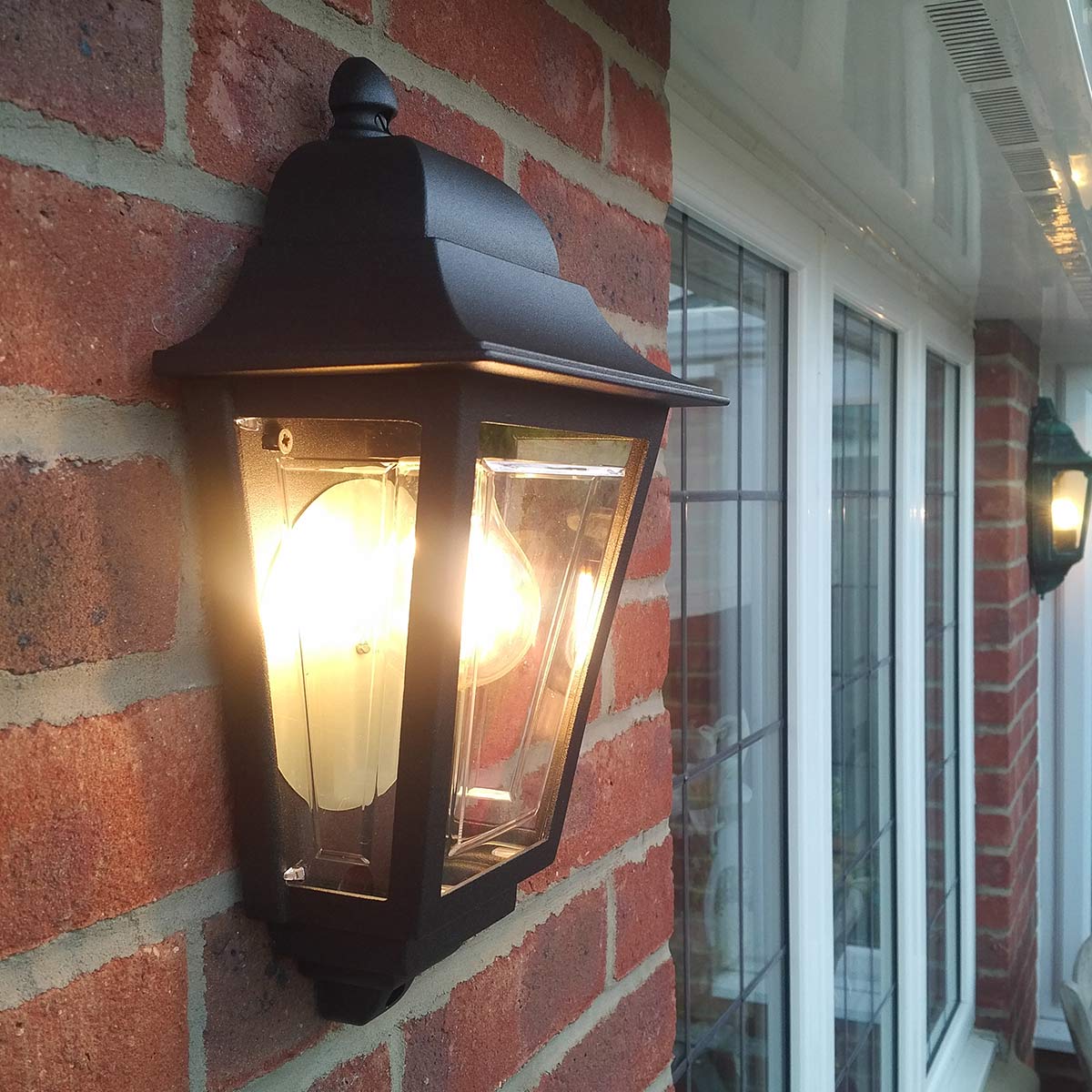 Deco Lane 32cm Musta ulkovalo valmistajalta Elstead Lighting - Mustaksi lakatusta alumiinista ja polykarbonaatista valmistettu se tarjoaa kevyen mutta vankan rakenteen, joka on kestävä ja pitkäikäinen.