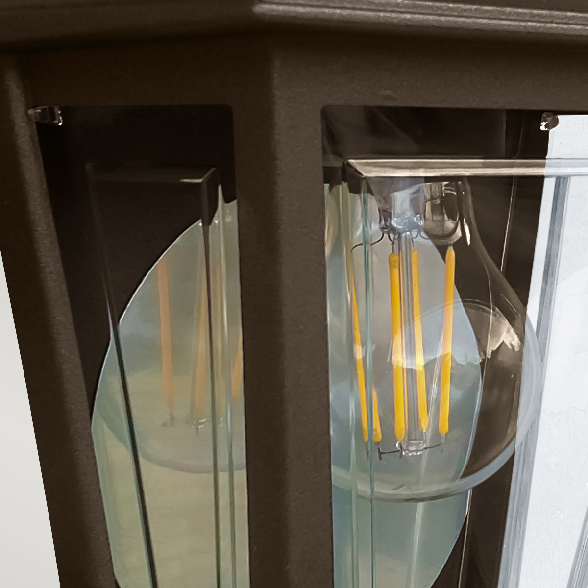 Deco Lane 32cm Pronssi ulkovalo valmistajalta Elstead Lighting - Valmistettu pronssinvärisestä alumiinista ja polykarbonaatista, se tarjoaa kevyen mutta vankan rakenteen, joka on kestävä ja pitkäikäinen.