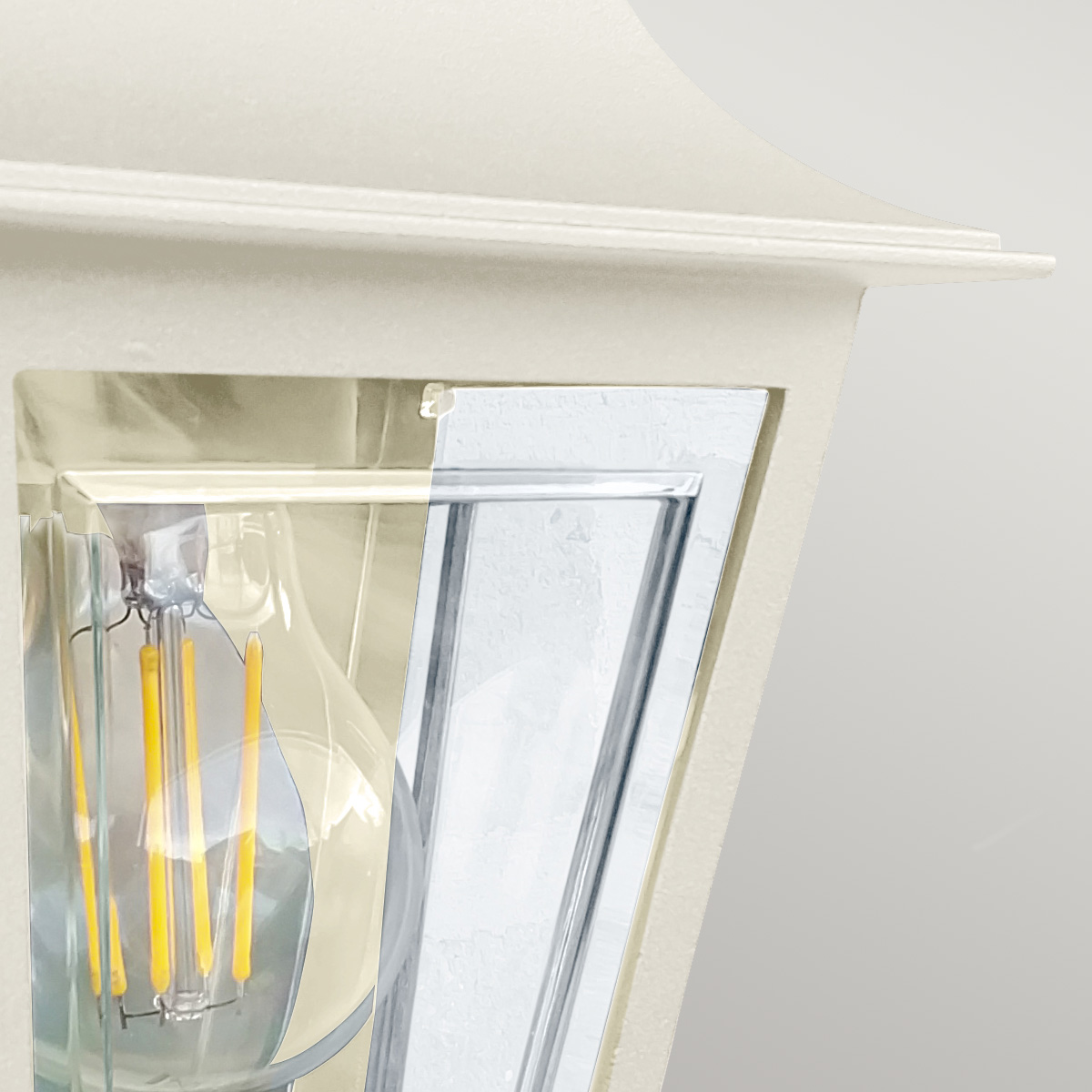 Deco Lane 32cm Beige ulkovalo valmistajalta Elstead Lighting - Valmistettu kromatusta alumiinista ja polykarbonaatista, se tarjoaa kevyen mutta vankan rakenteen, joka on säänkestävä ja pitkäikäinen.