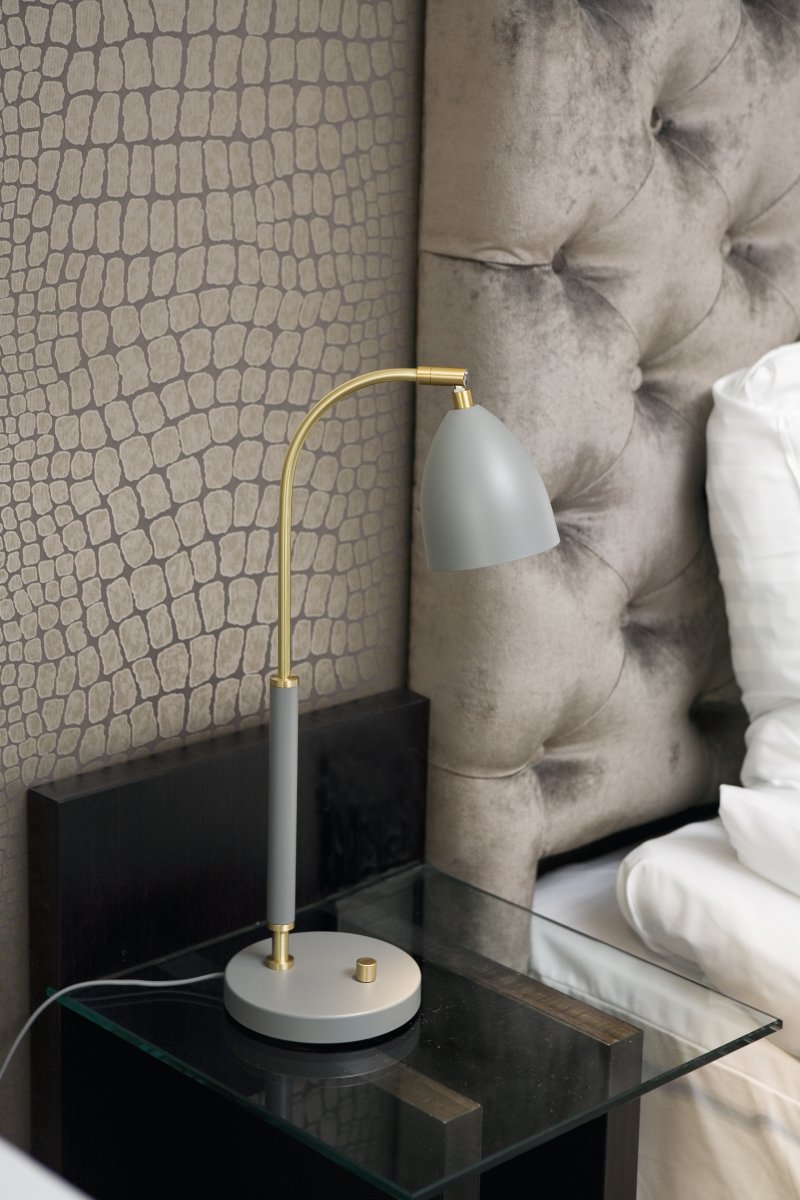 Deluxe 50cm Harmaa työpöytävalaisin valmistajalta Belid - Lamppu antaa miellytt&auml;v&auml;n valon, ja siin&auml; on siirrett&auml;v&auml; n&auml;ytt&ouml; ja himmennystoiminto p&auml;&auml;ll&auml;; lampun kantaa s&auml;&auml;t&auml;&auml;ksesi kirkkautta tarpeen mukaan.