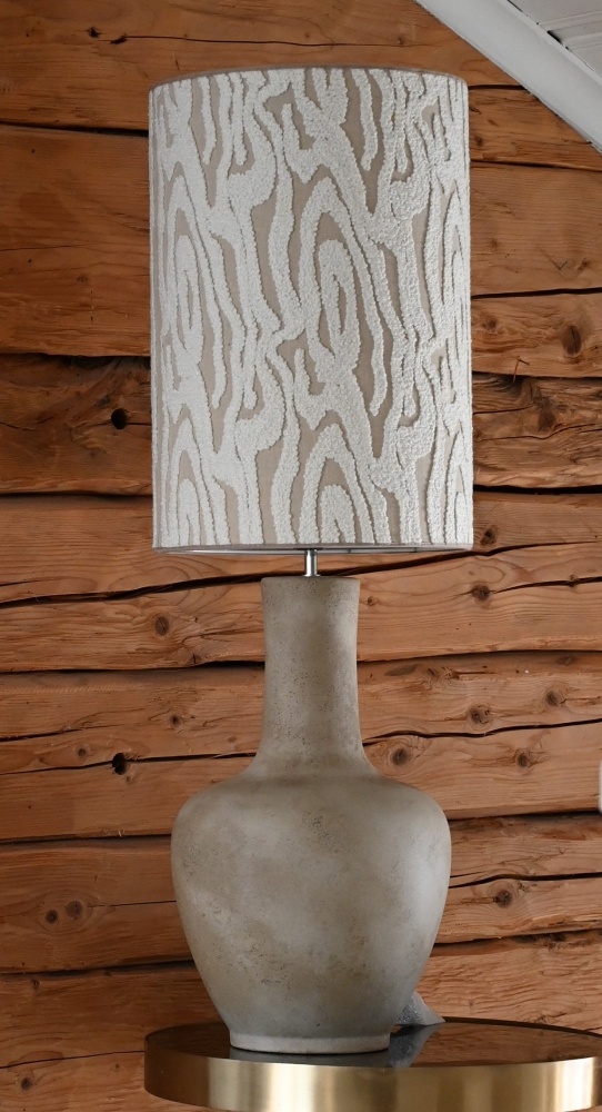 Dilbar 54cm Sand lampunjalka valmistajalta Hallbergs - Dilbar lampfot &auml;r tillverkad i keramik och har en mjuk sandgr&aring; f&auml;rg som ger ett varmt och stilrent uttryck.