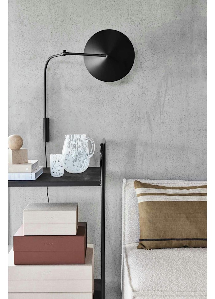 Kasa 60cm Musta seinävalaisin valmistajalta OYOY - Elegantin muotonsa ansiosta valaisin sopii kaikenlaisiin sisustuksiin ja antaa huoneelle persoonallisuutta ja tyyliä.