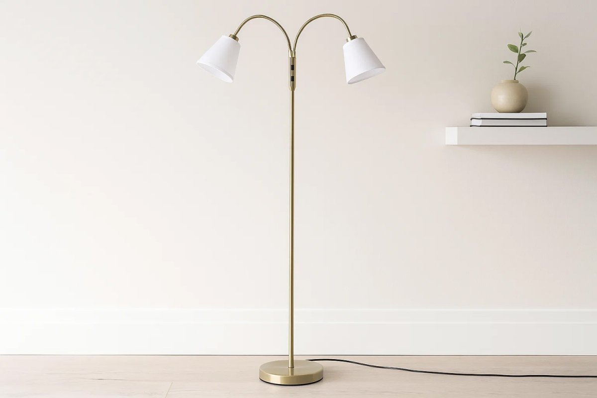 Doppio Antiikkimessinki lattiavalaisin valmistajalta Lampan - Doppio on tyylik&auml;s lattiavalaisin, jossa on kaksi s&auml;&auml;dett&auml;v&auml;&auml; lamppup&auml;&auml;t&auml;, jotka tekev&auml;t siit&auml; t&auml;ydellisen valinnan lukemiseen, ty&ouml;skentelyyn tai tunnelmallisen valaistuksen luomiseen olohuoneessa.