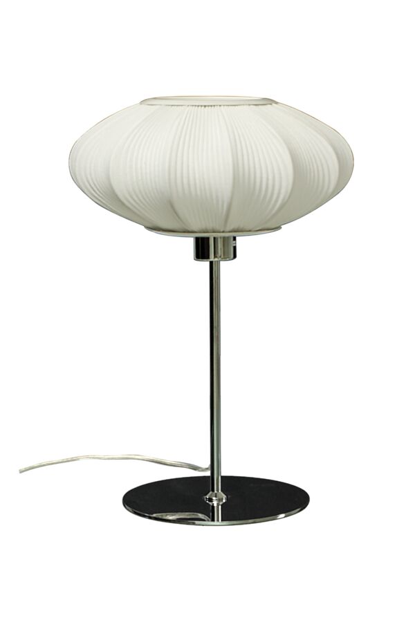 Mamsell 45cm Kromi pöytävalaisin valmistajalta Aneta Lighting - Mamsell-pöytävalaisin on päällystetty hienoksi laskostetulla joustavalla kankaalla, joka antaa miellyttävän hieman himmeän valon.