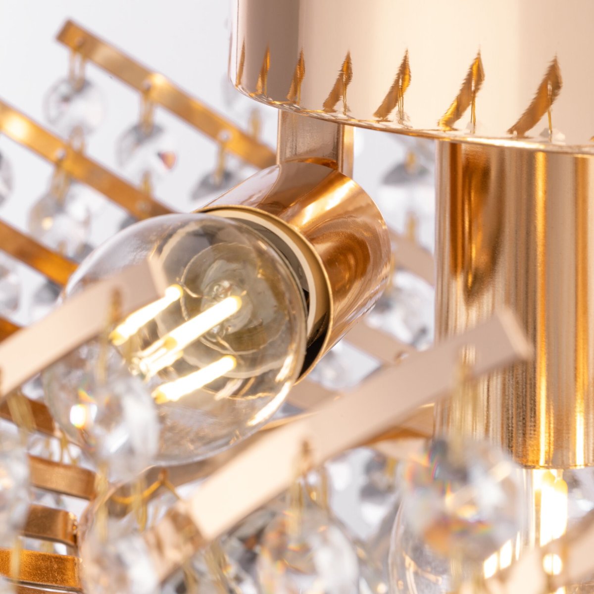 Karolina Ø40 Kulta kristalli valmistajalta Maytoni - Kimaltelevien kristalliprismojen ja kullanvärisen kehyksen ansiosta valaisin vangitsee valon upealla tavalla ja luo lumoavan tunnelman mihin tahansa huoneeseen, johon se asetetaan.