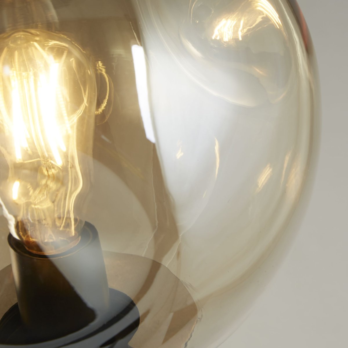 Punch Samppanja lattiavalaisin valmistajalta Searchlight - Hieman kovera lasi yhdessä mustan metallirungon kanssa luo modernin ja elegantin kontrastin, joka sopii moniin eri sisustustyyleihin.