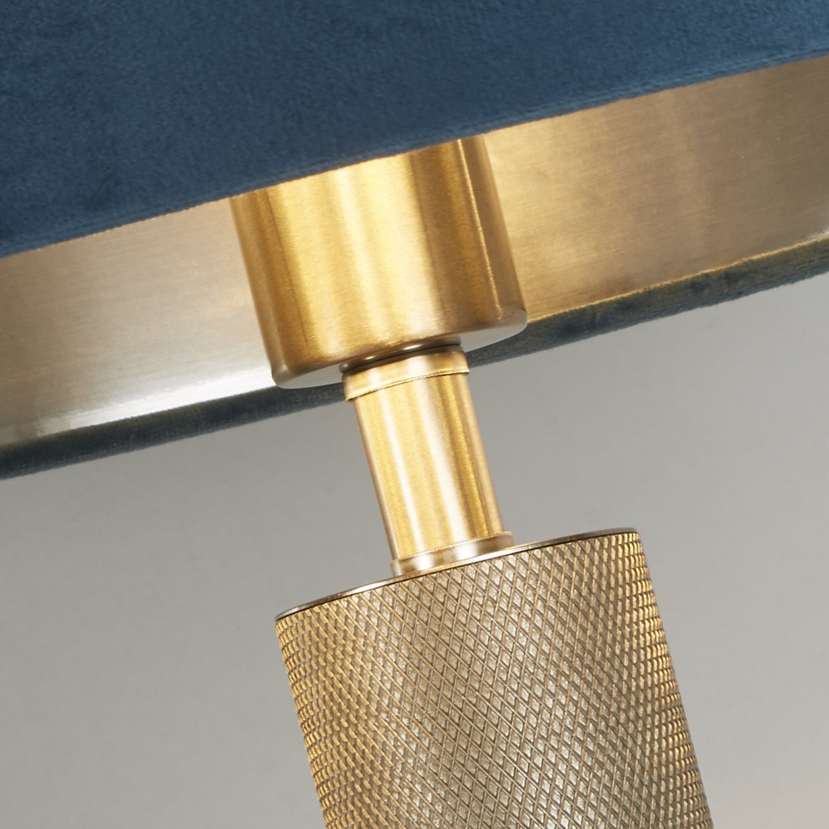 London 63cm Sinivihreä pöytävalaisin valmistajalta Searchlight - Valaisimen moderni ja tyylik&auml;s muotoilu tekee siit&auml; t&auml;ydellisen t&auml;ydennyksen niille, jotka etsiv&auml;t katseenvangitsijaa, mutta muuttuvaa valoa.