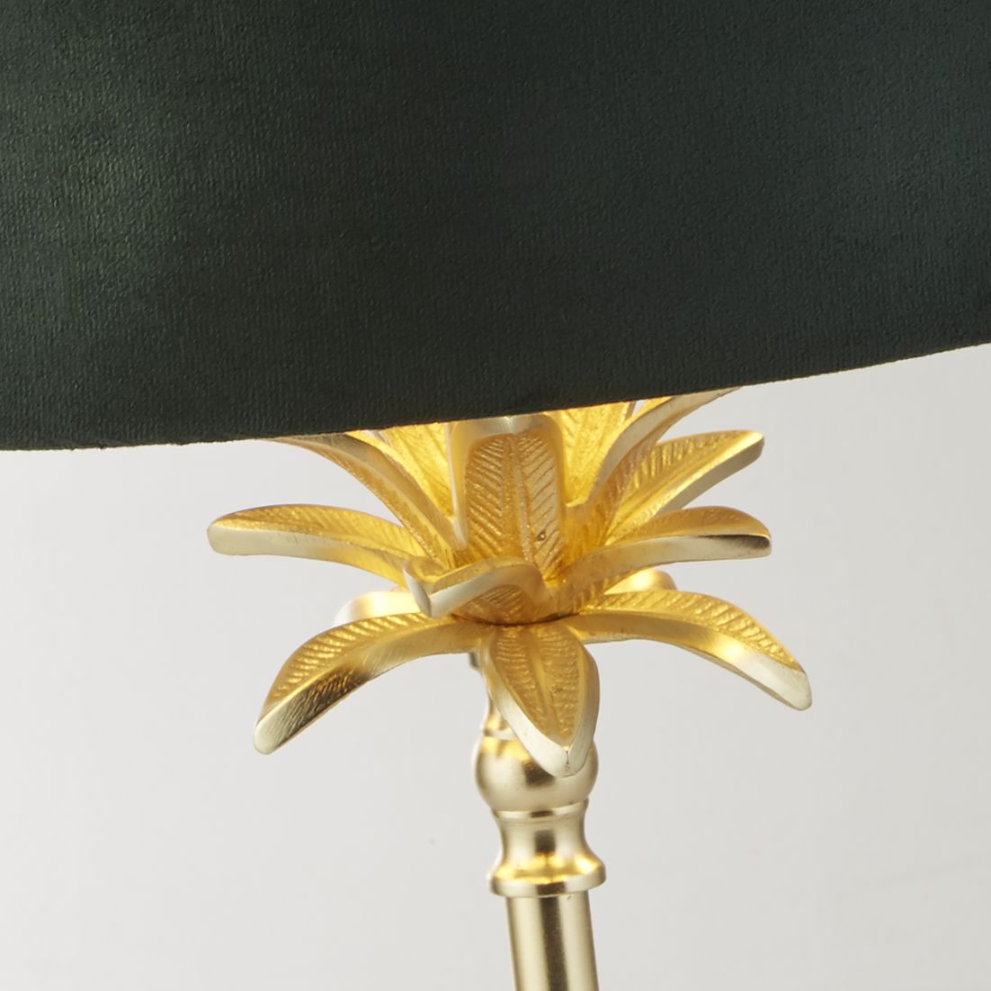 Palm 45cm Vihreä pöytävalaisin valmistajalta Searchlight - Palmupuuvalaisin on täydellinen yhdistelmä tyyliä ja toimivuutta, ja se lisää olohuoneeseen tai makuuhuoneeseen tyylikkään ilmeen.