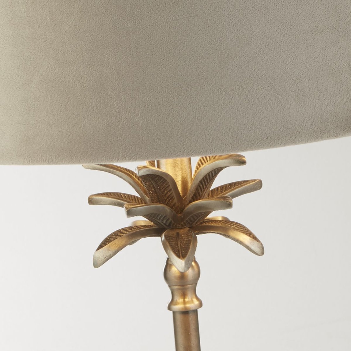 Palm 45cm Taupe pöytävalaisin valmistajalta Searchlight - Sen taupe ja antiikkinen nikkeliviimeistely huokuu lämpöä ja rikkautta luoden kiehtovan keskipisteen huoneeseesi.