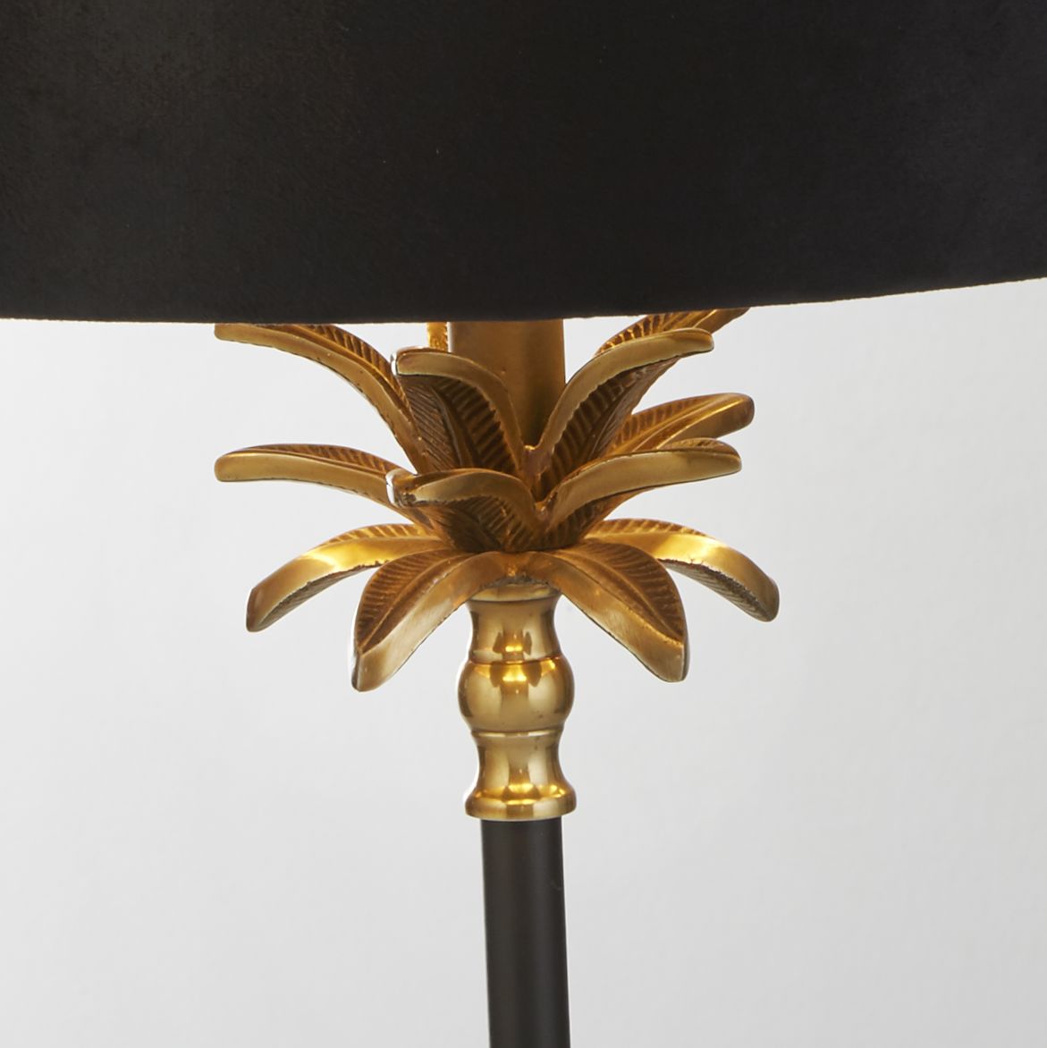 Palm 45cm Musta pöytävalaisin valmistajalta Searchlight - Palm-pöytävalaisin yhdistää tyylin ja toimivuuden suloisella tavalla ja sopii niin perinteiseen kuin moderniin sisustukseen.