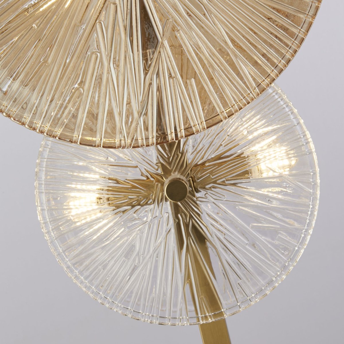 Wagon Wheel Pronssi lattiavalaisin valmistajalta Searchlight - Lampun särkyneen lasin kirkas ja meripihkanvärinen lasiefekti levittää huoneeseen maagisen valon ja luo kauniita varjoja, jotka lisäävät syvyyttä ja tunnelmaa.