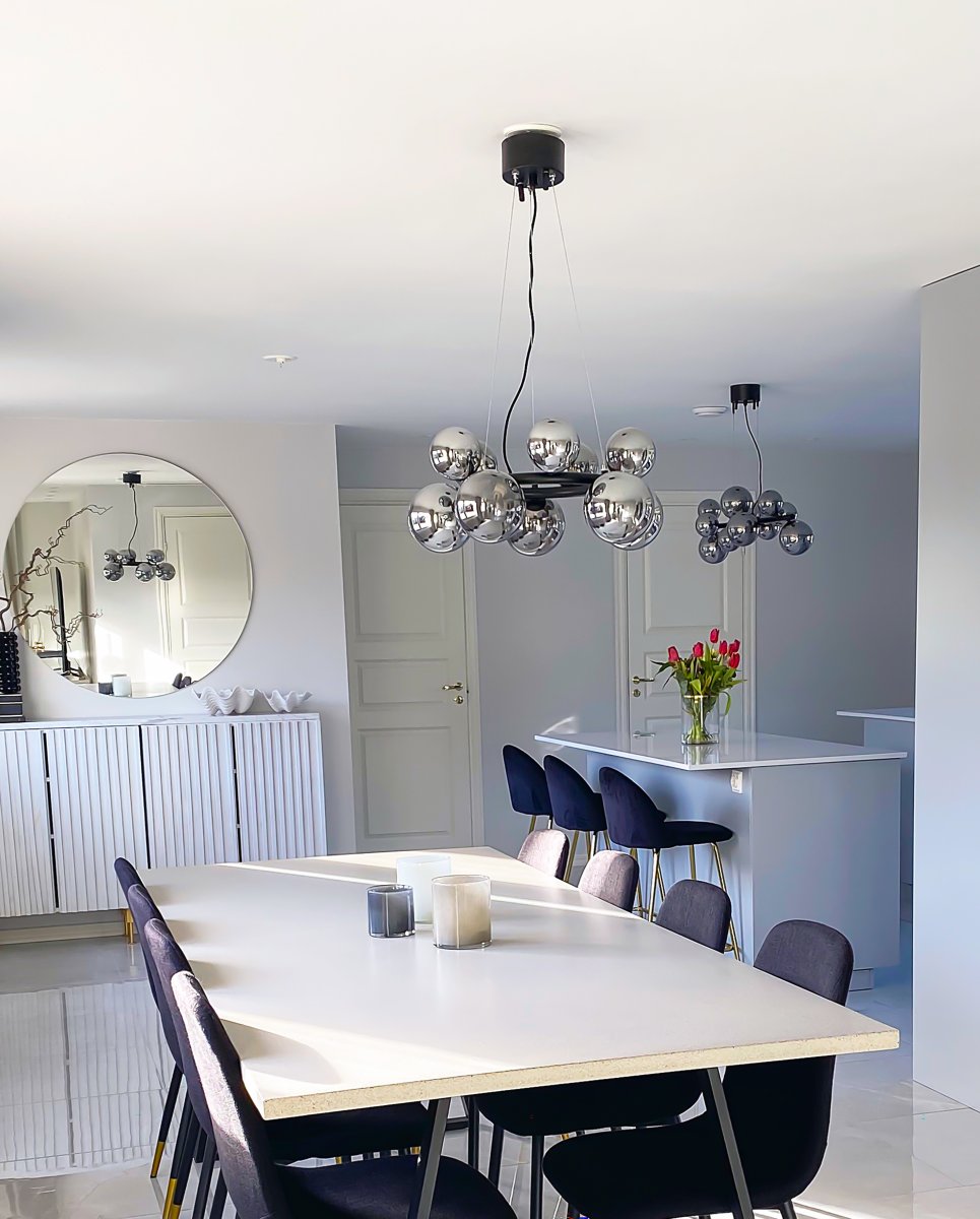 Molekyl Ø50 Savun harmaa kattovalaisin valmistajalta Aneta Lighting - Sen moderni ja ainutlaatuinen muotoilu yhdistettyn&auml; korkealaatuisiin materiaaleihin tekee siit&auml; ihanteellisen valinnan suunnittelutietoisille &ndash; lamppu, joka on yht&auml; paljon tunnelman luoja kuin tyylin ilmaisu.