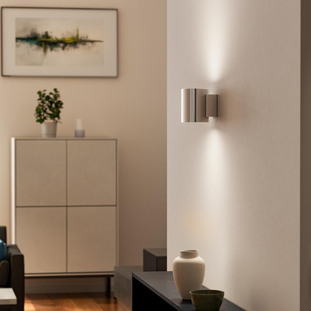 Evoke S Kromi seinävalaisin valmistajalta Herstal - Den smarta konstruktionen med b&aring;de upp- och nerljus g&ouml;r den till ett utm&auml;rkt val f&ouml;r att belysa din hall, vardagsrum eller sovrum p&aring; ett subtilt men effektfullt s&auml;tt.