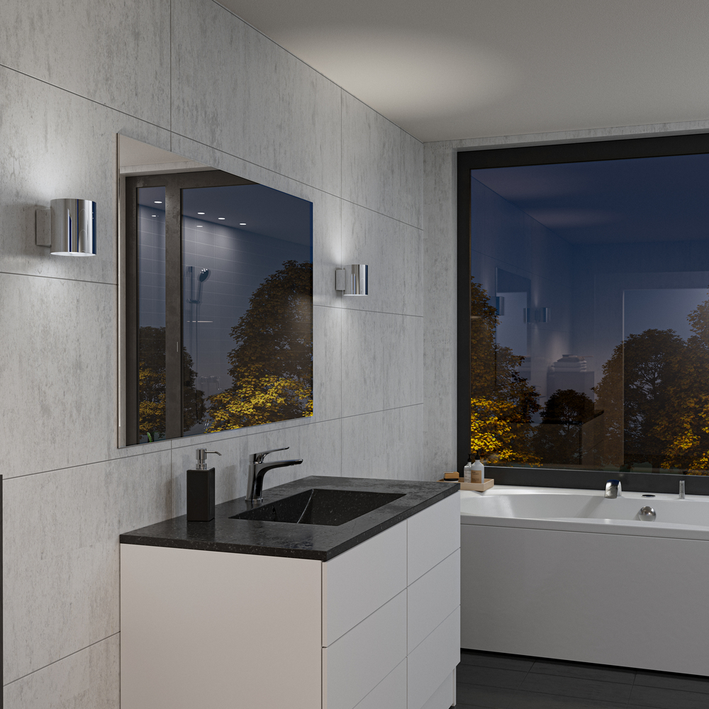 Evoke S Kromi seinävalaisin valmistajalta Herstal - Den smarta konstruktionen med b&aring;de upp- och nerljus g&ouml;r den till ett utm&auml;rkt val f&ouml;r att belysa din hall, vardagsrum eller sovrum p&aring; ett subtilt men effektfullt s&auml;tt.