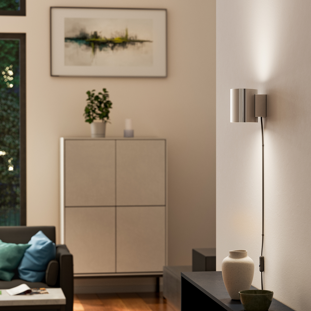 Evoke S Kromi seinävalaisin valmistajalta Herstal - Den smarta konstruktionen med b&aring;de upp- och nerljus g&ouml;r den till ett utm&auml;rkt val f&ouml;r att belysa din hall, vardagsrum eller sovrum p&aring; ett subtilt men effektfullt s&auml;tt.