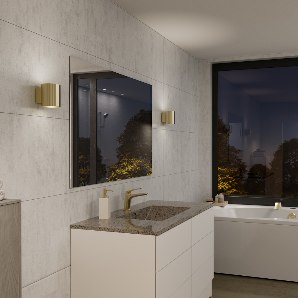 Evoke S Satiini messinki seinävalaisin valmistajalta Herstal - Den smarta konstruktionen med b&aring;de upp- och nerljus g&ouml;r den till ett utm&auml;rkt val f&ouml;r att belysa din hall, vardagsrum eller sovrum p&aring; ett subtilt men effektfullt s&auml;tt.