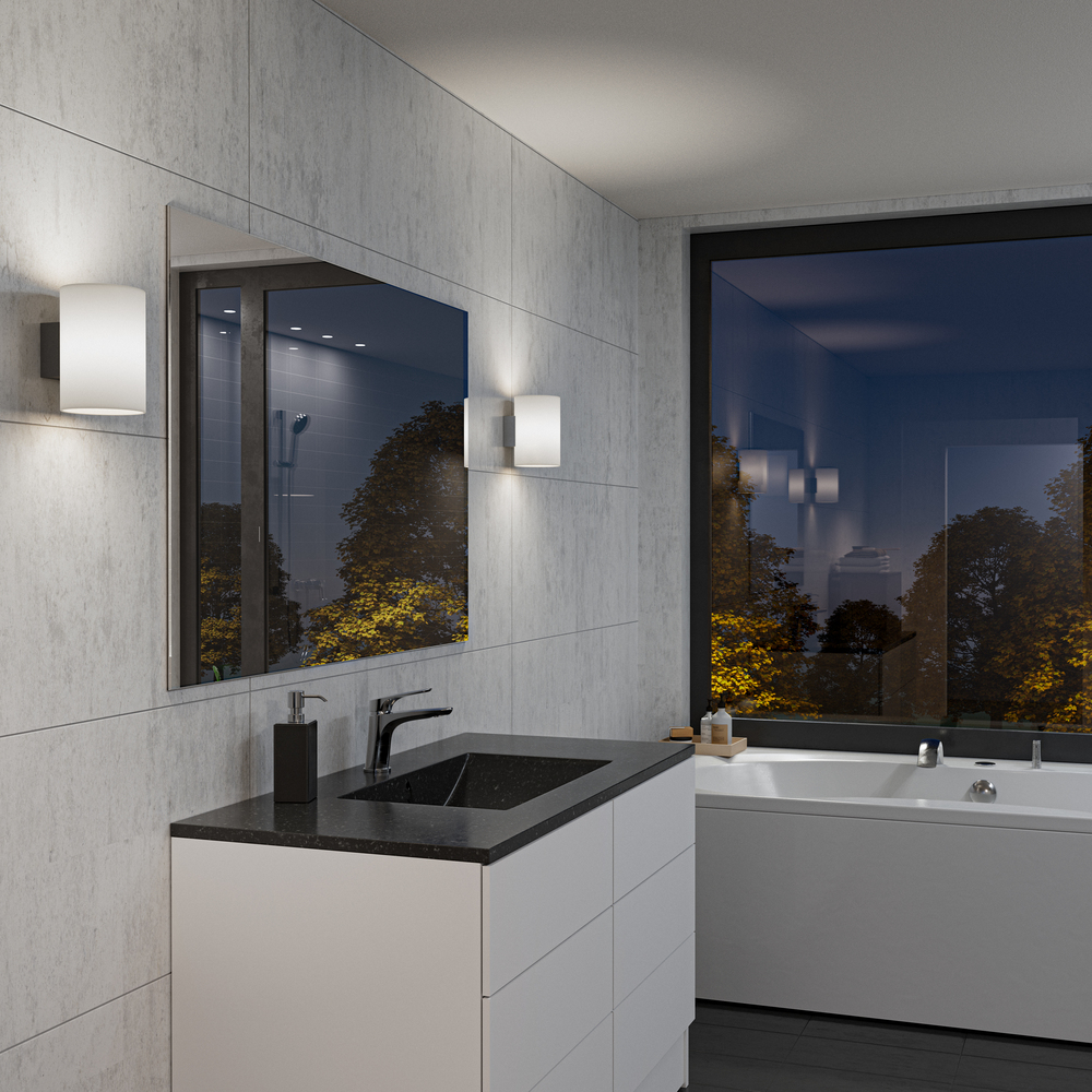 Evoke L Antrasiitti/opaali seinävalaisin valmistajalta Herstal - Den smarta konstruktionen med b&aring;de upp- och nerljus g&ouml;r den till ett utm&auml;rkt val f&ouml;r att belysa din hall, vardagsrum eller sovrum p&aring; ett subtilt men effektfullt s&auml;tt.