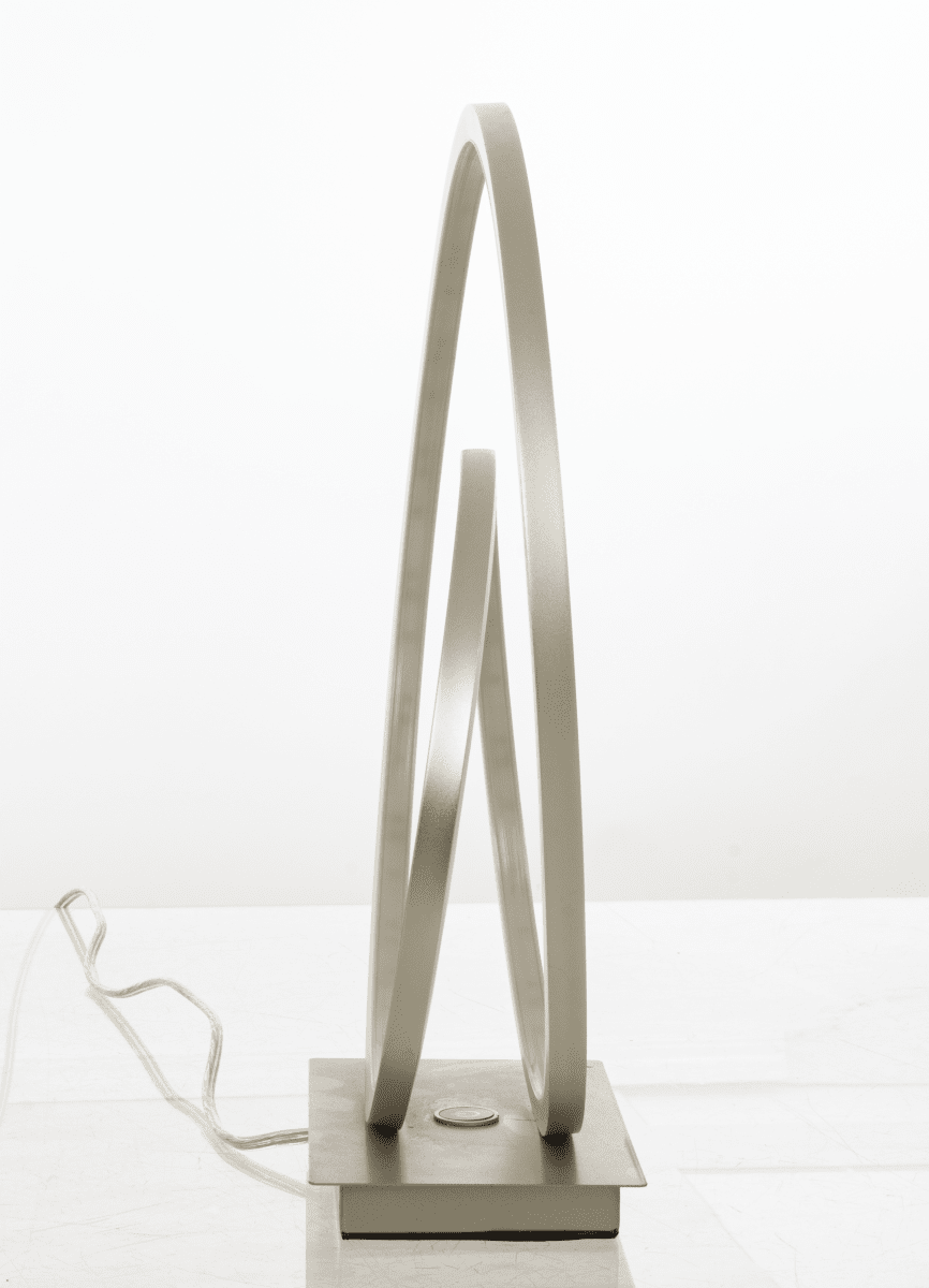 Loop 37cm Teräs pöytävalaisin valmistajalta Aneta Lighting - Integroitu 14 W LED, joka voidaan himmentää 3-portaisella himmentimellä; lampun kantaa.